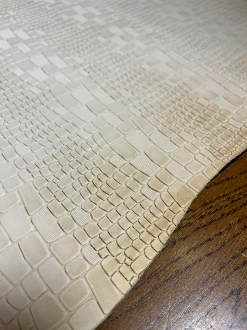 ヌメ革　型押し　クロコ柄　ホワイト