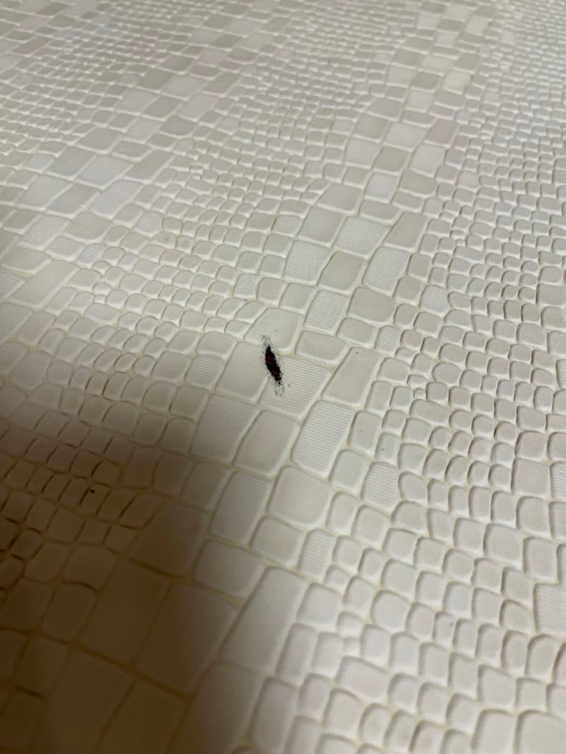 ヌメ革　型押し　クロコ柄　ホワイト