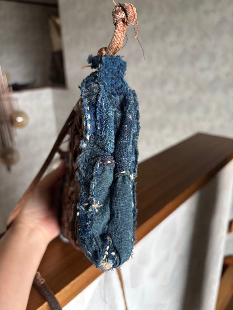 山葡萄のツルで編んだスマホショルダー　藍染　襤褸　漆塗りボタン　藍染キーホルダー