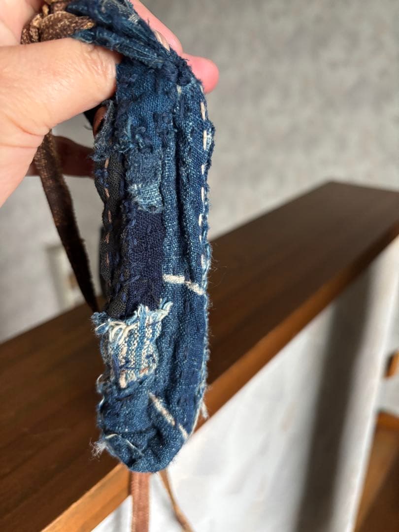 山葡萄のツルで編んだスマホショルダー　藍染　襤褸　漆塗りボタン　藍染キーホルダー