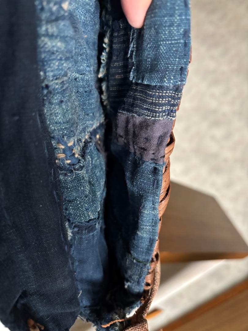 山葡萄のツルで編んだスマホショルダー　藍染　襤褸　漆塗りボタン　藍染キーホルダー