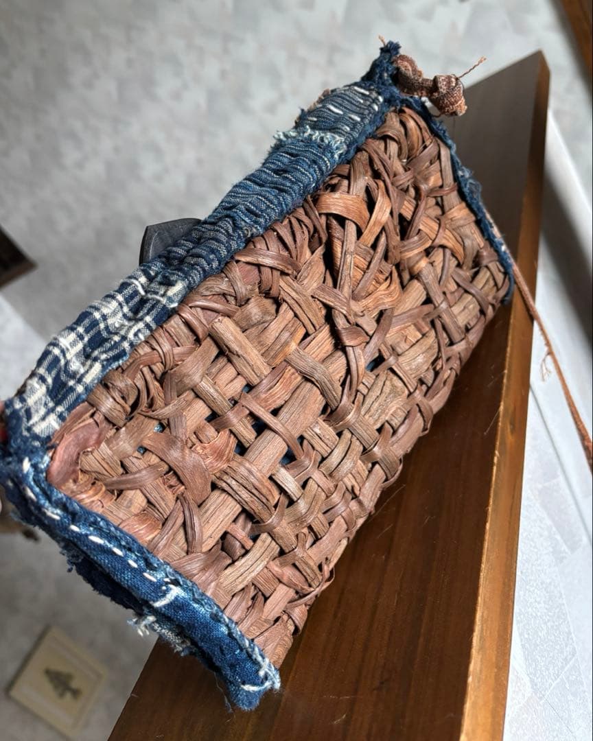 山葡萄のツルで編んだスマホショルダー　藍染　襤褸　漆塗りボタン　藍染キーホルダー