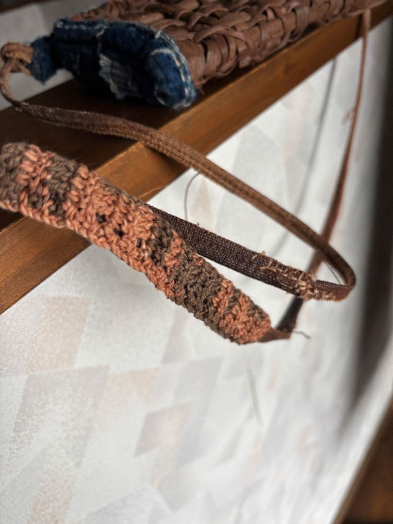 山葡萄のツルで編んだスマホショルダー　藍染　襤褸　漆塗りボタン　藍染キーホルダー