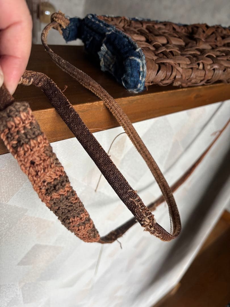 山葡萄のツルで編んだスマホショルダー　藍染　襤褸　漆塗りボタン　藍染キーホルダー