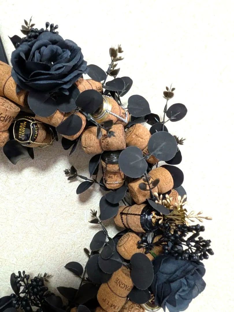 シャンパンコルクと黒い造花のリース