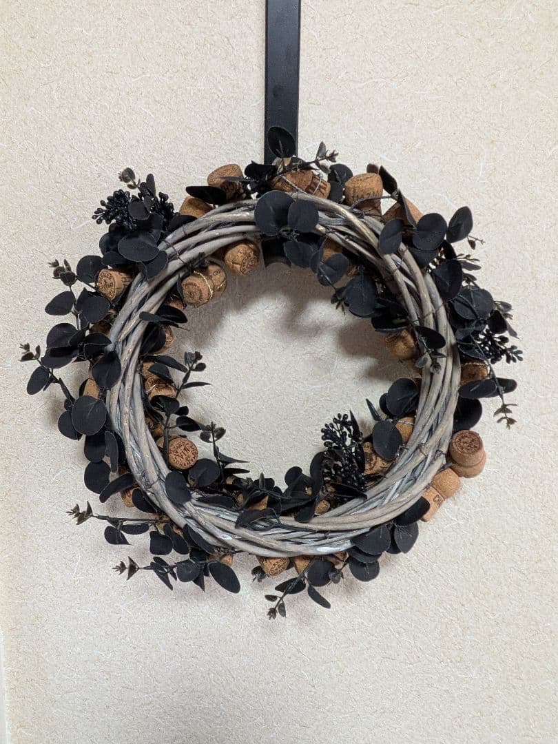 シャンパンコルクと黒い造花のリース