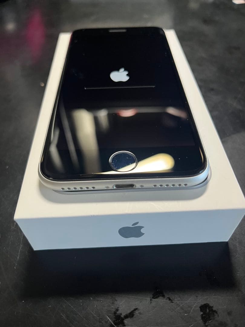 iPhone SE 64GB ホワイト 美品