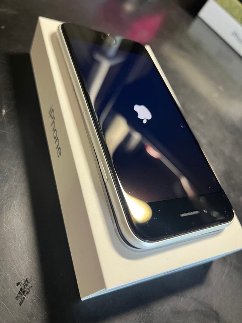 iPhone SE 64GB ホワイト 美品