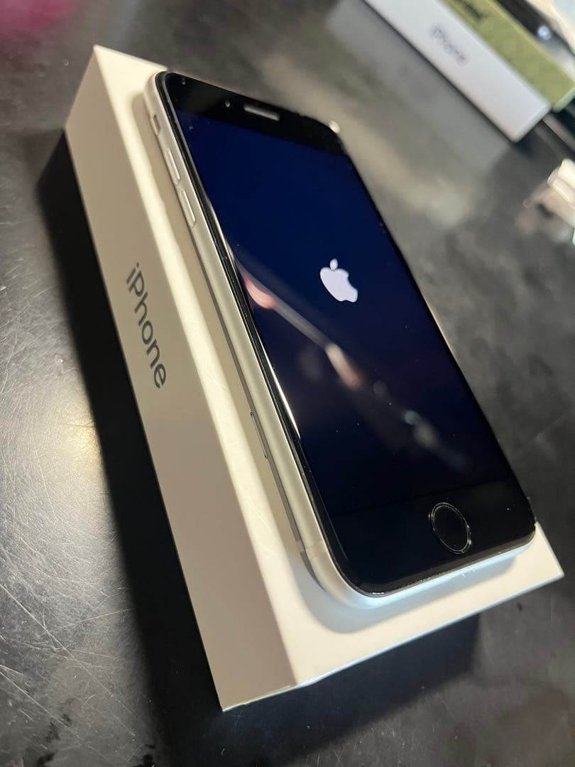 iPhone SE 64GB ホワイト 美品