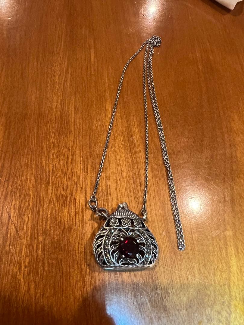 ⭐️最終価格⭐️ ガーネット　シルバー装飾　ロケットペンダントネックレス　スペイン製