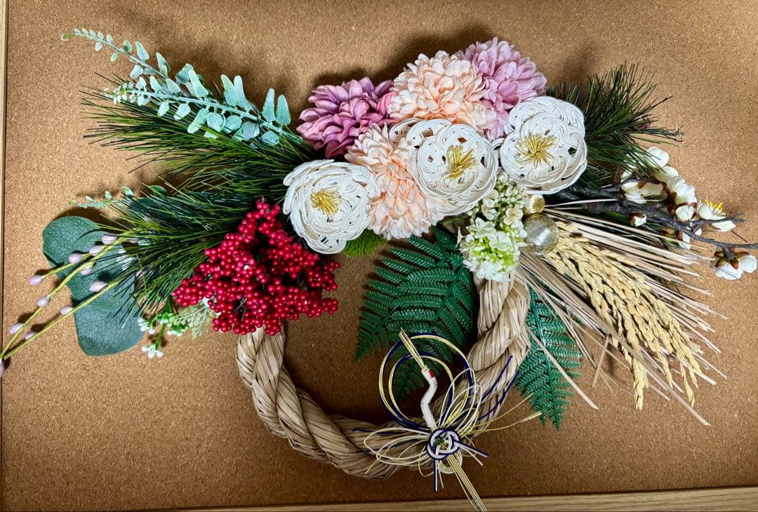 超早期割11/28まで　豪華特大稲穂付き水引椿とポンポンマムのしめ縄リース