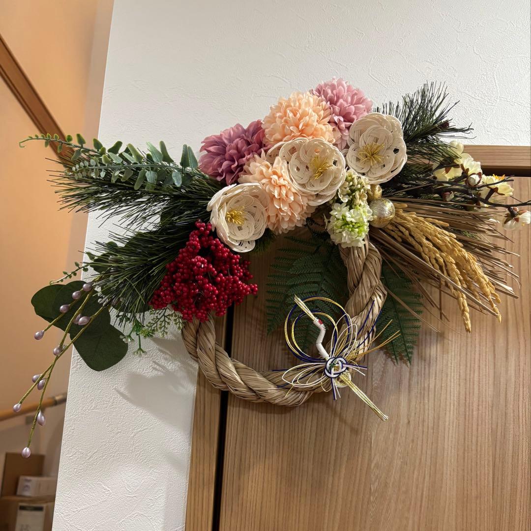 超早期割11/28まで　豪華特大稲穂付き水引椿とポンポンマムのしめ縄リース