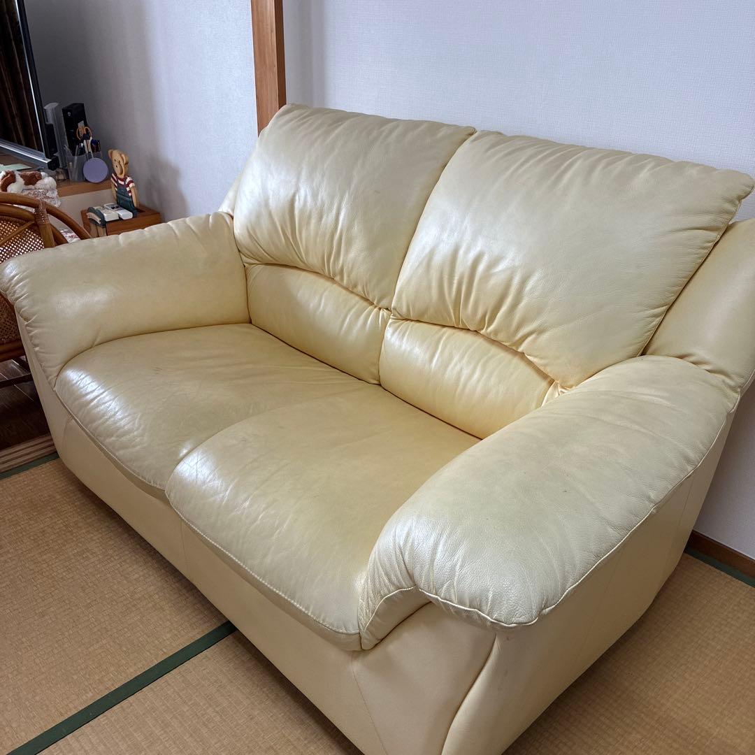 クリーム色 皮製2人掛けソファ
