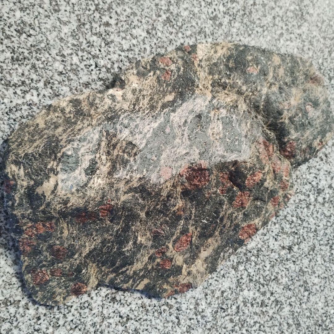 ザクロ石 柘榴石 愛媛県産 小皿加工 表面磨き