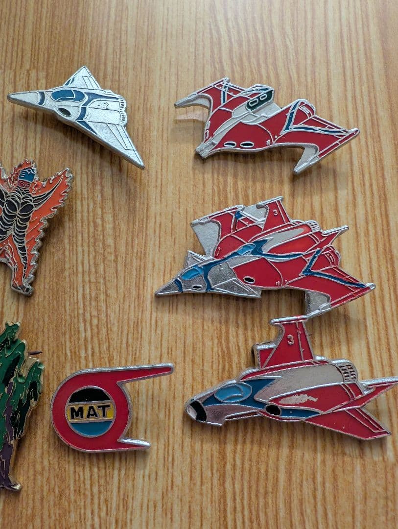 ウルトラマン　怪獣　小学館　ピンバッジ　18個セット　昭和レトロ