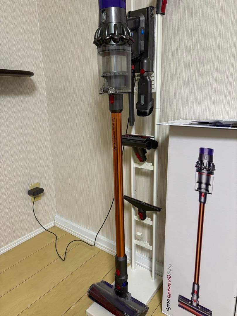 【美品】Dyson Cyclone V10 Fluffy本体と充電スタンドセット