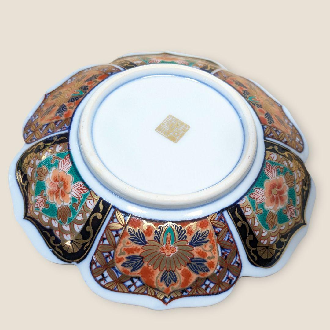 食卓に幸運を呼ぶ月の兎。金彩と波兎が美しい有田焼の小皿セット。