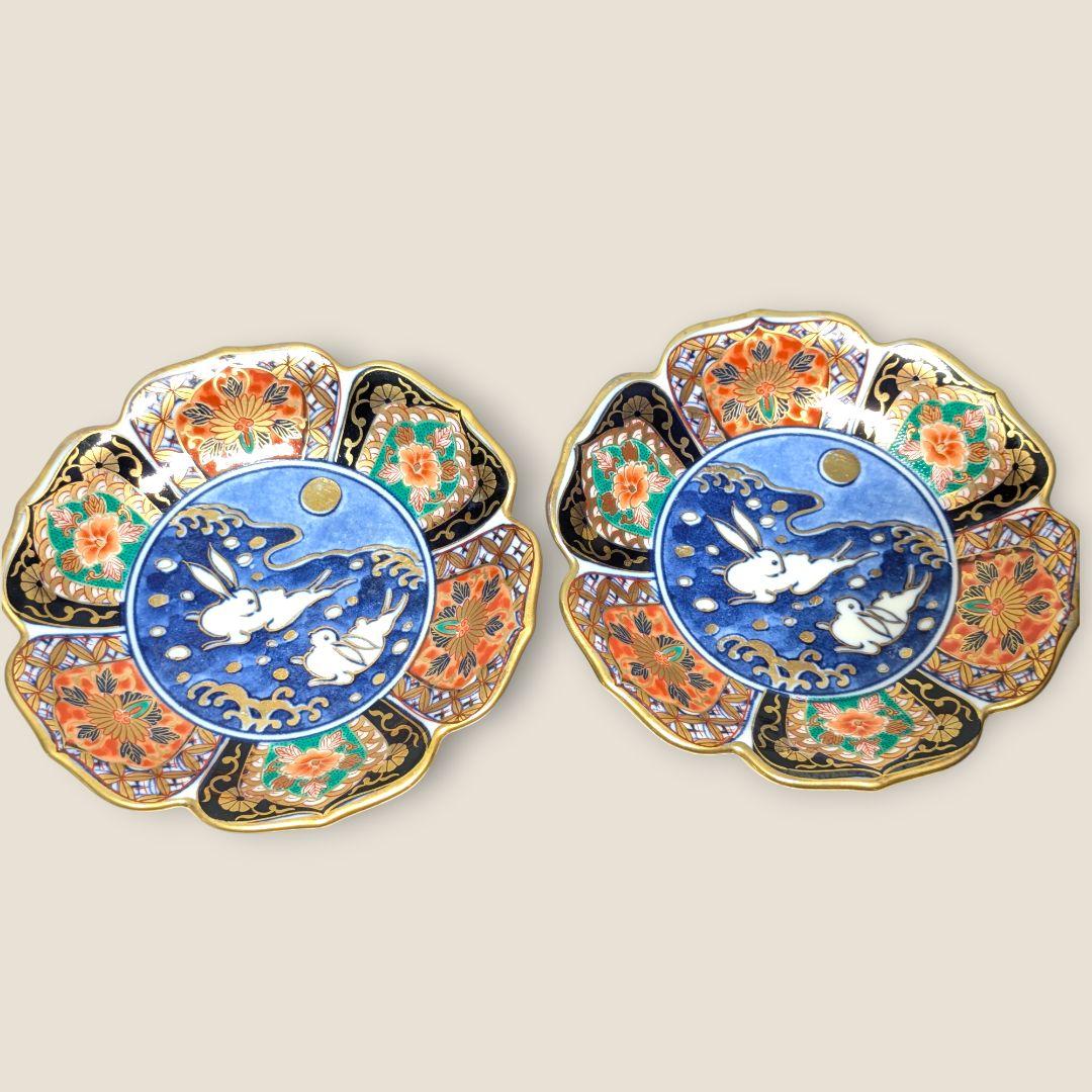 食卓に幸運を呼ぶ月の兎。金彩と波兎が美しい有田焼の小皿セット。