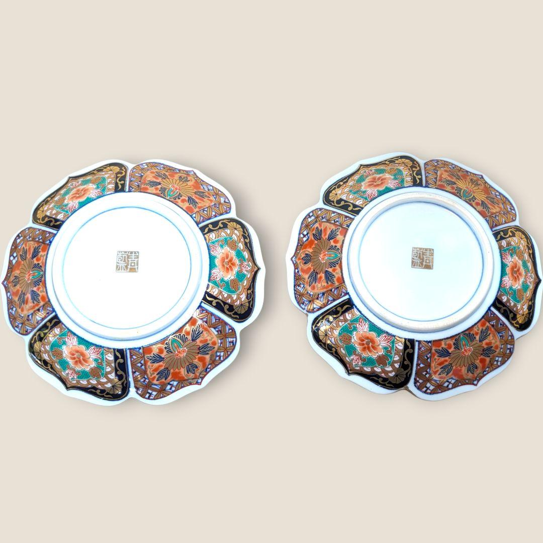 食卓に幸運を呼ぶ月の兎。金彩と波兎が美しい有田焼の小皿セット。