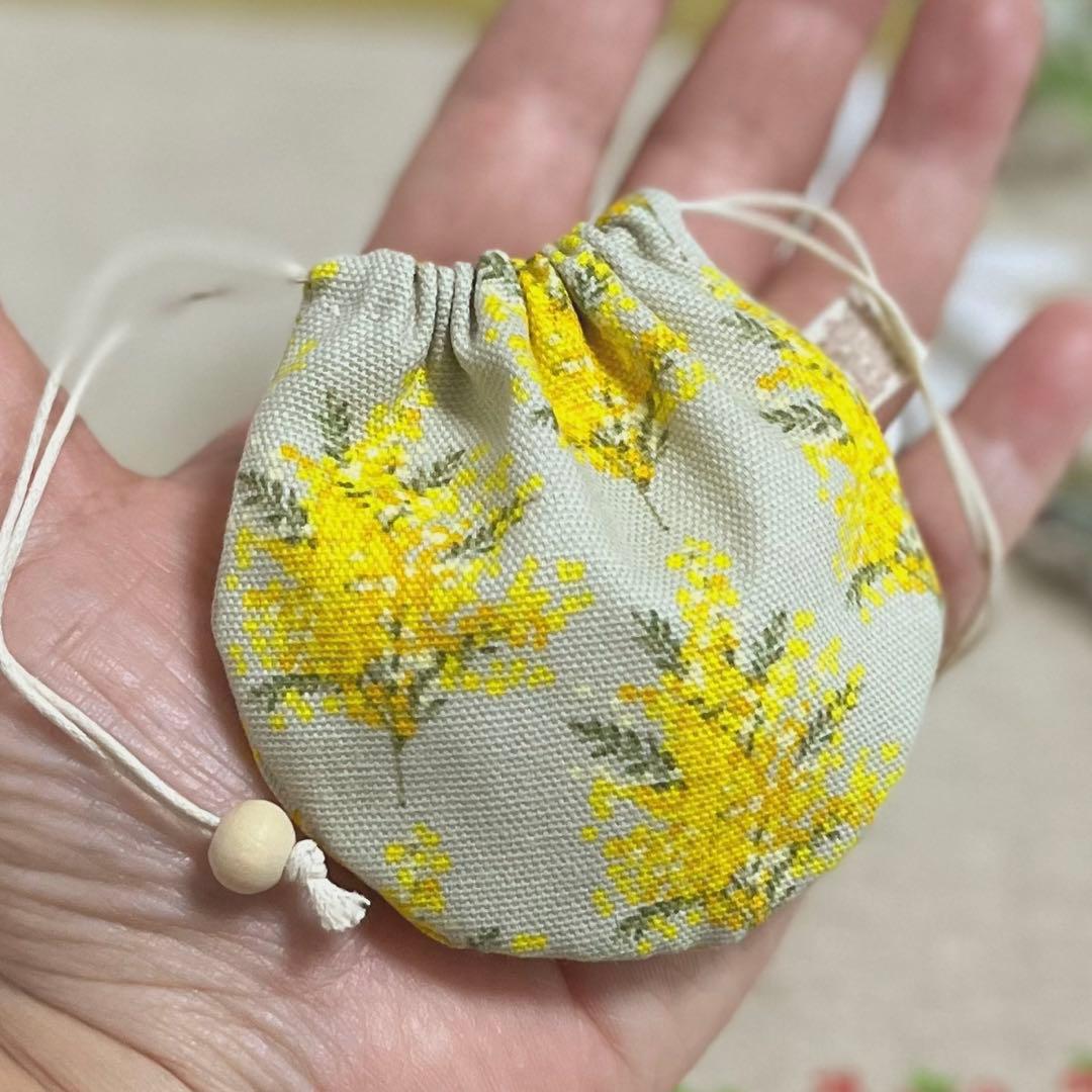 2311-32 手のひら巾着サシェ 香り袋 ミモザ ライトグレー ラベンダー