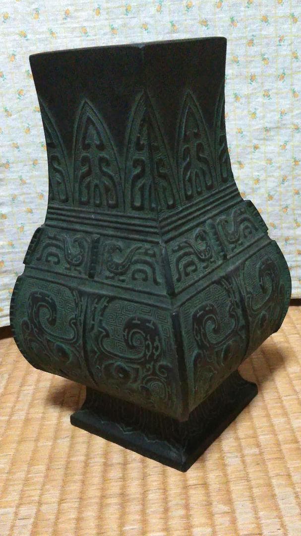 青銅器風花瓶（饕餮文様 ）