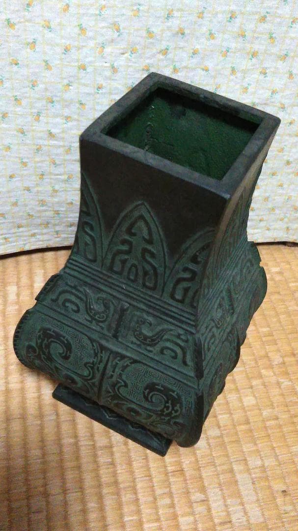 青銅器風花瓶（饕餮文様 ）