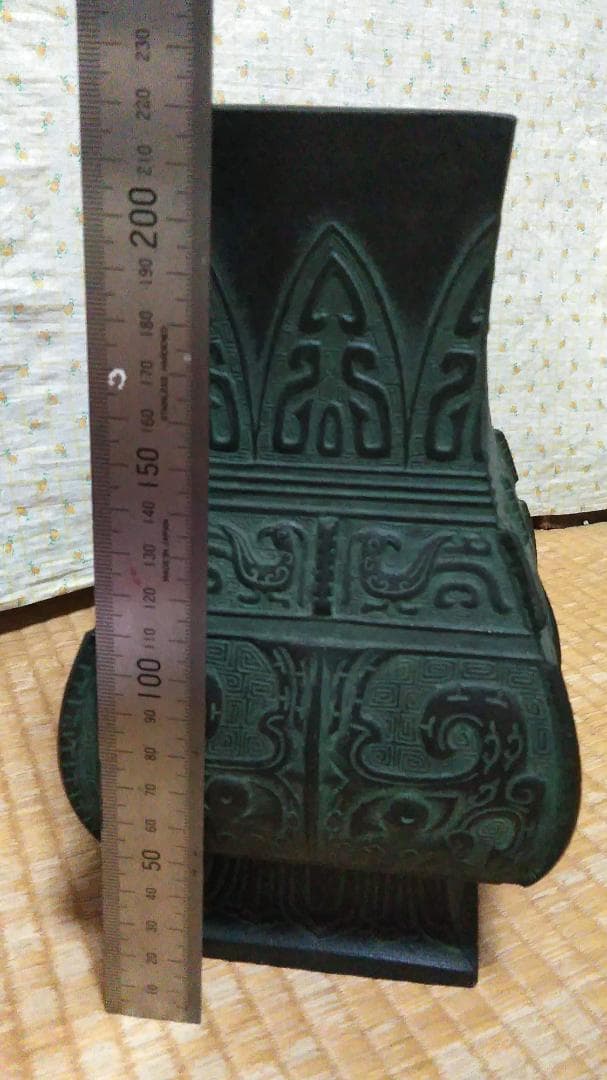 青銅器風花瓶（饕餮文様 ）