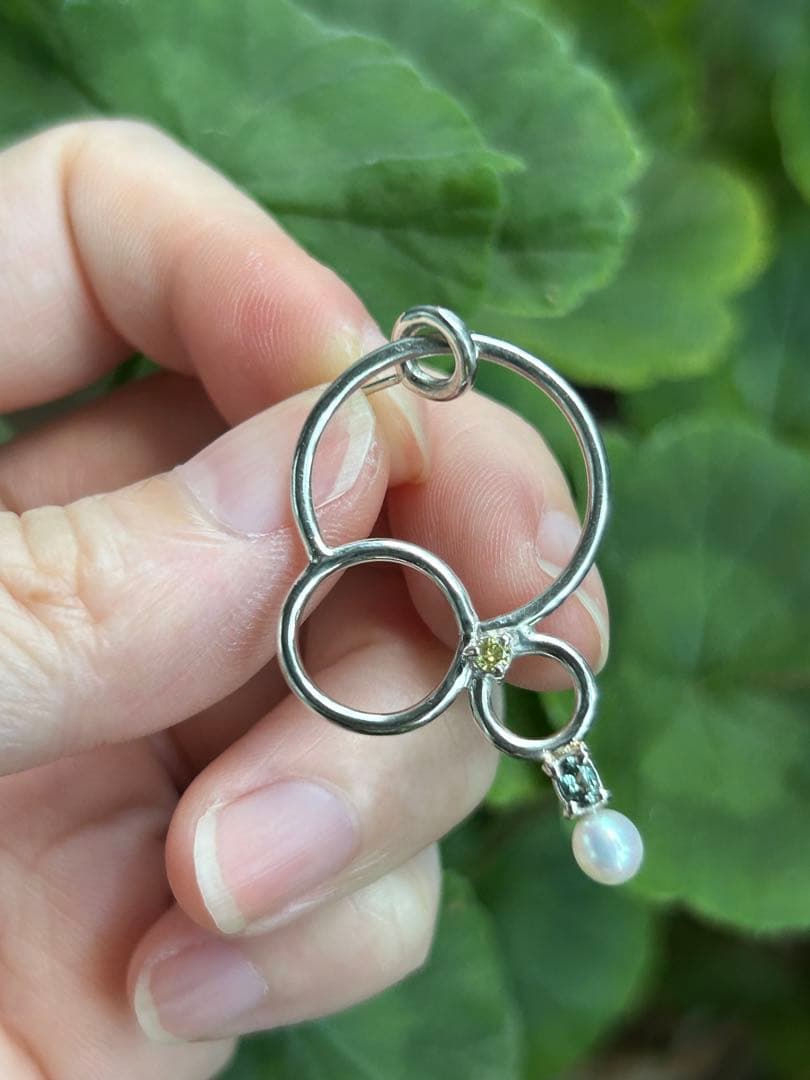 ベキリーブルーガーネットと蛍光メレダイヤとパールの大ぶりデザインピアス（片耳）