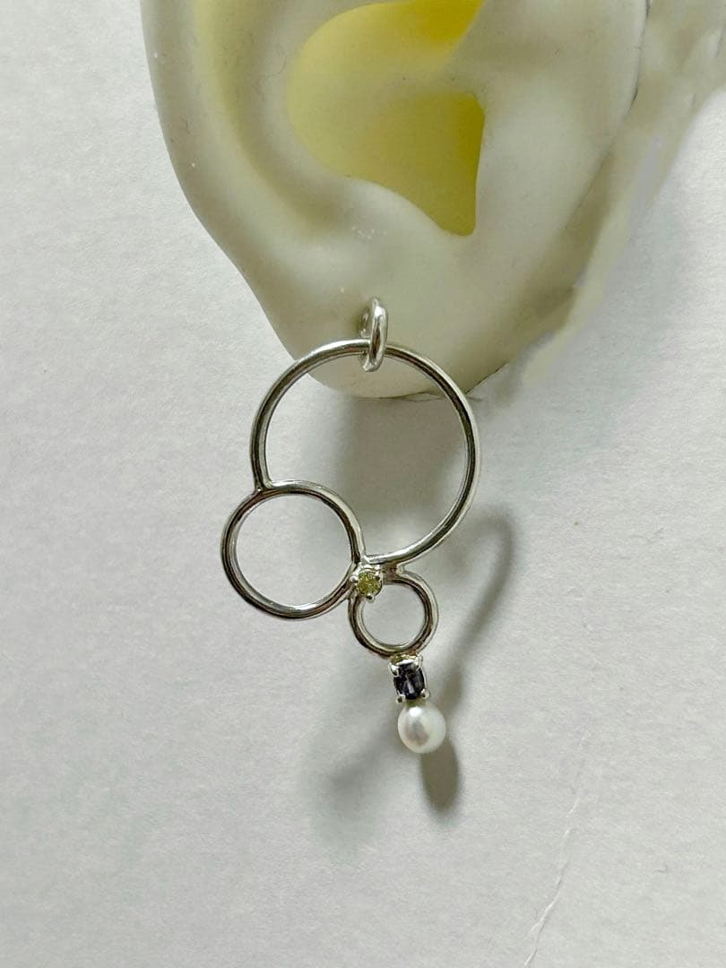 ベキリーブルーガーネットと蛍光メレダイヤとパールの大ぶりデザインピアス（片耳）