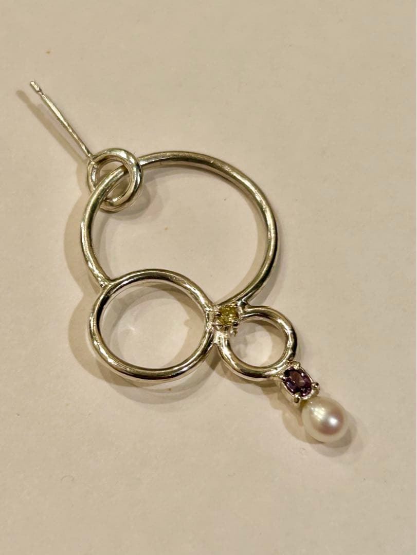 ベキリーブルーガーネットと蛍光メレダイヤとパールの大ぶりデザインピアス（片耳）