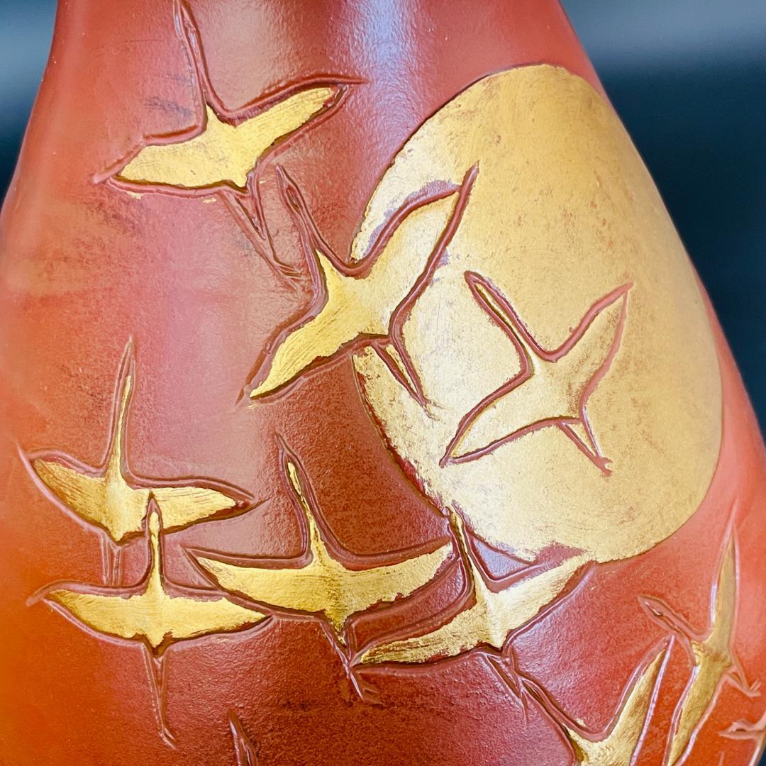 美品 常滑焼 朱泥 小野白峰 花瓶 金彩 象嵌 線彫り高さ26cm R8SB88