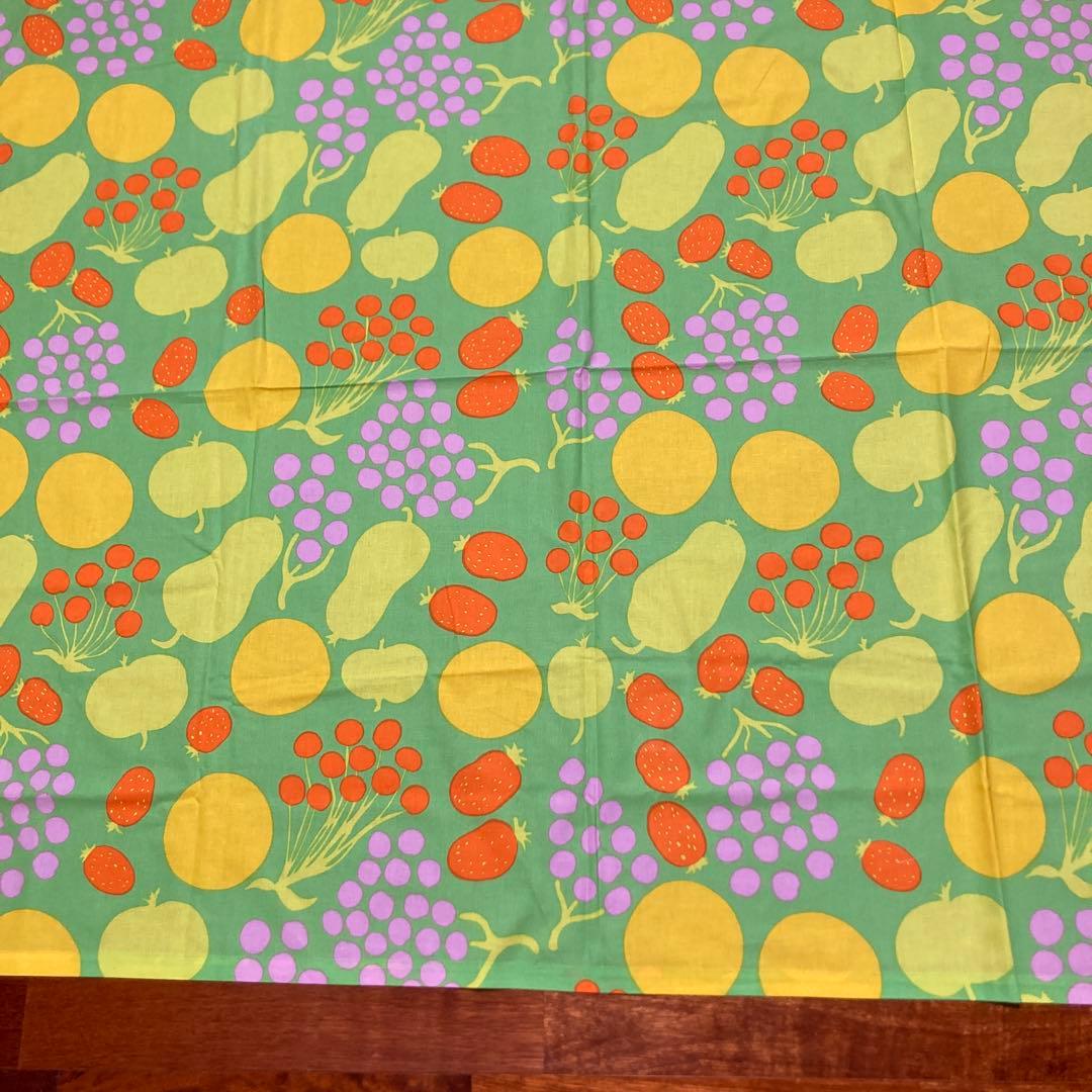 マリメッコ　テーブルクロス　ピエニトリ