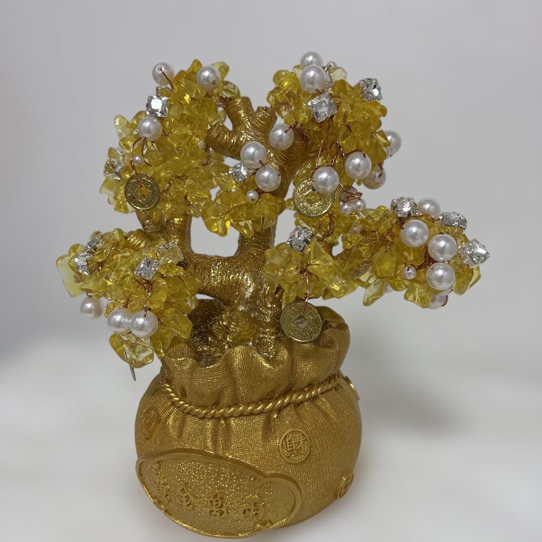 黄色の装飾的な木のオブジェ