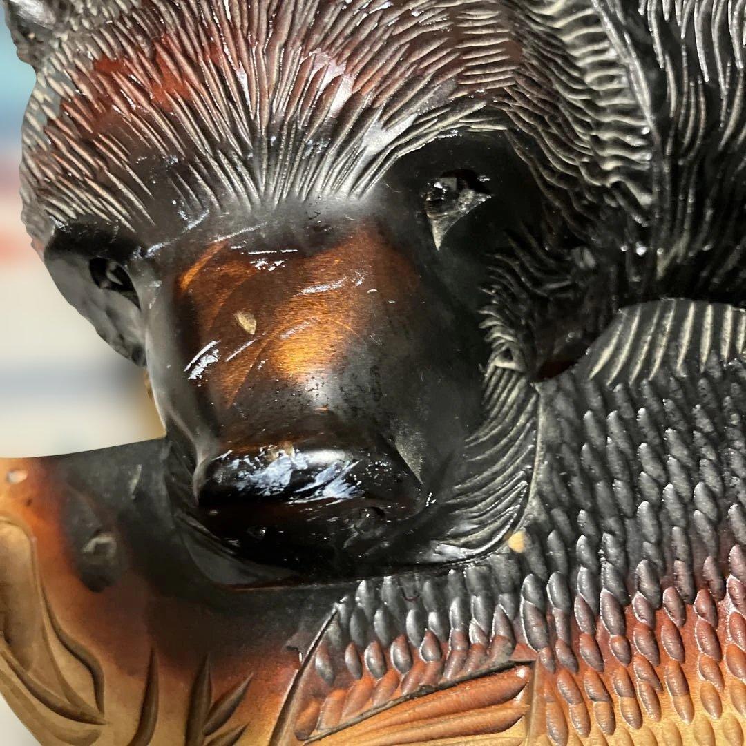 木製クマと魚の彫刻 台座あり