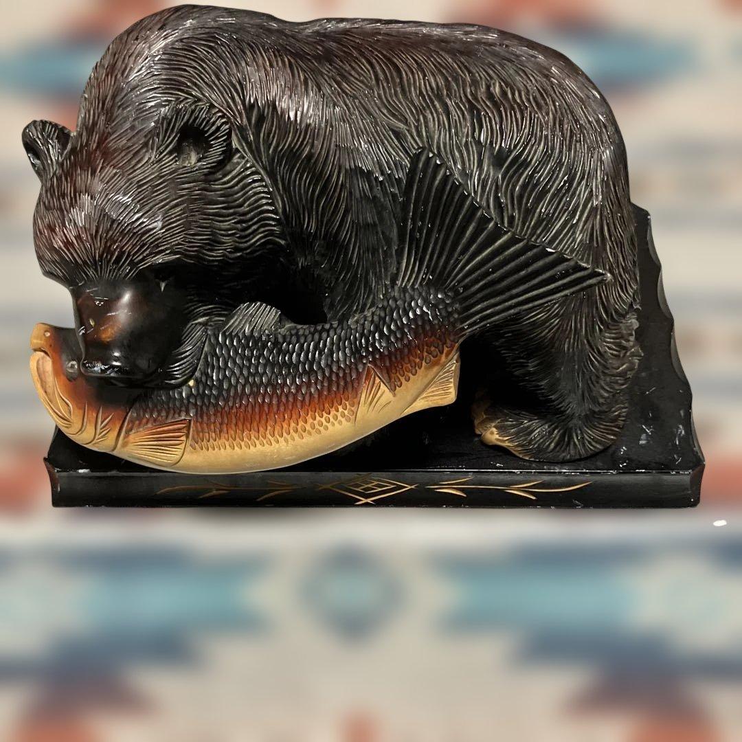 木製クマと魚の彫刻 台座あり
