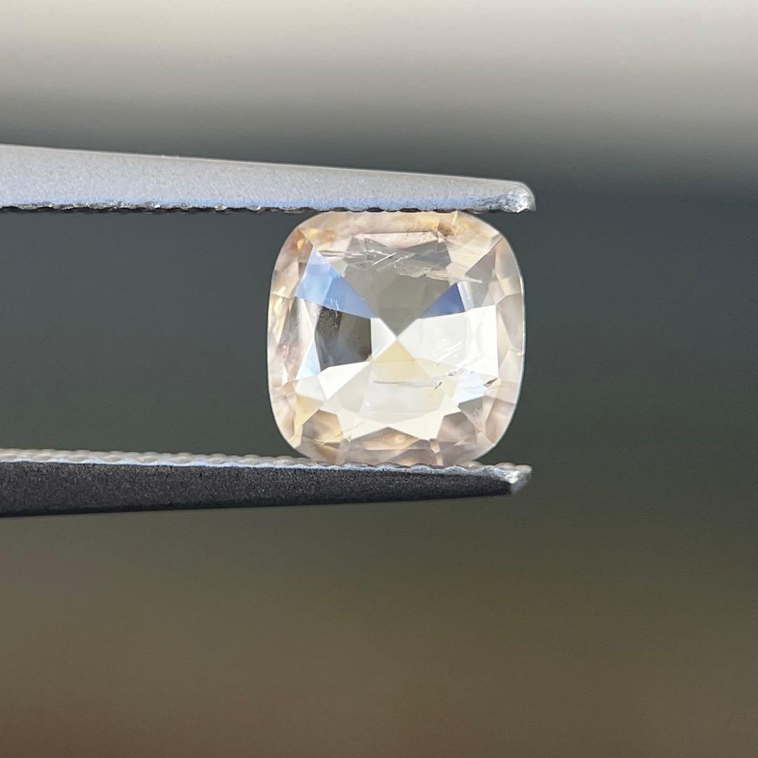 スリランカ産非加熱天然ブラウニッシュイエローサファイア