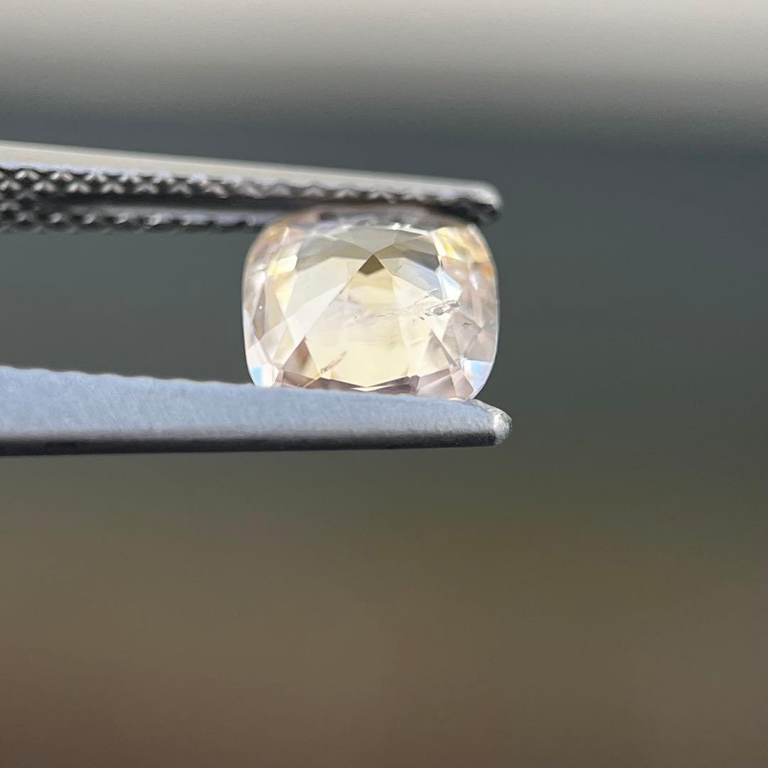 スリランカ産非加熱天然ブラウニッシュイエローサファイア