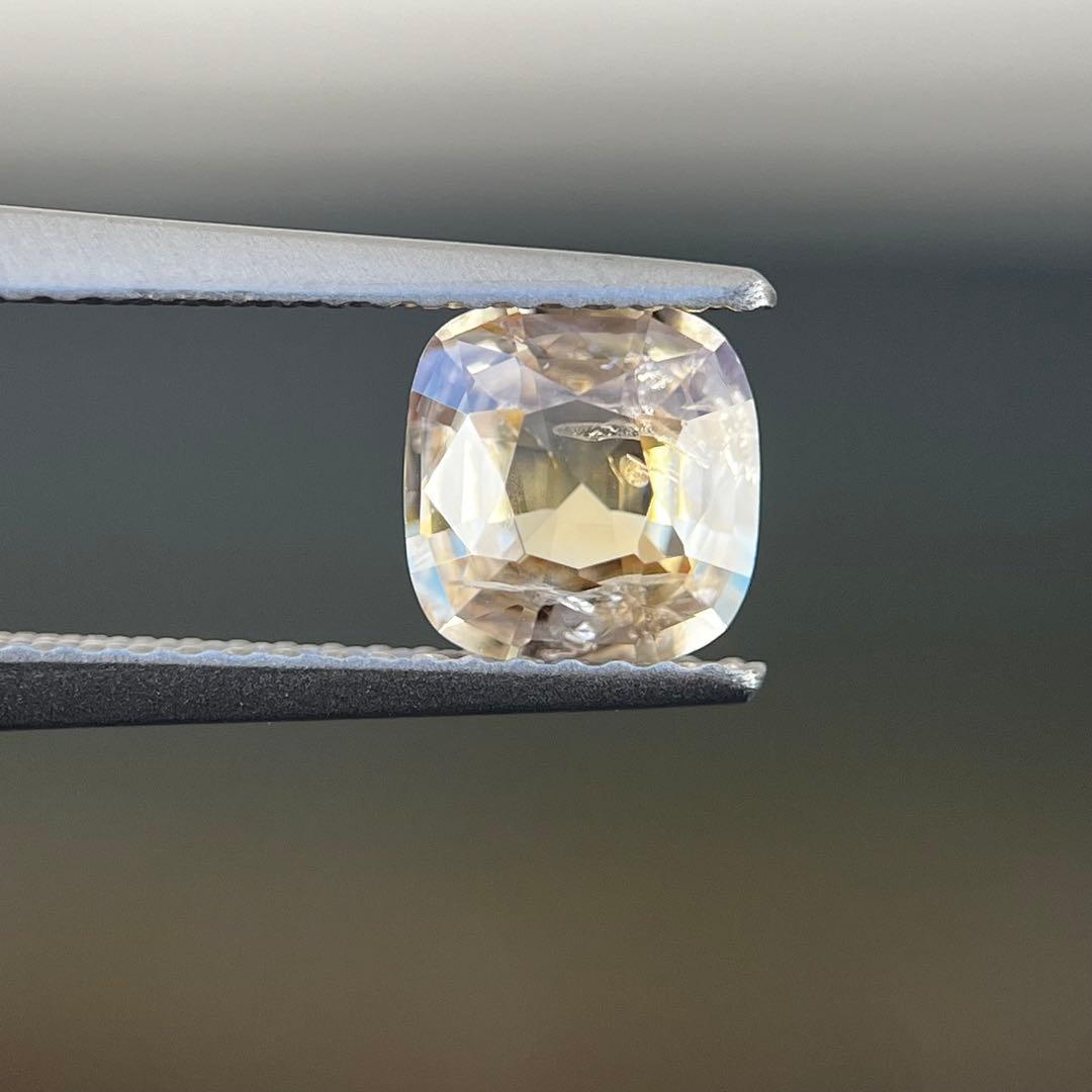 スリランカ産非加熱天然ブラウニッシュイエローサファイア