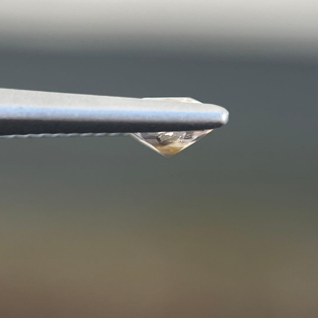 スリランカ産非加熱天然ブラウニッシュイエローサファイア