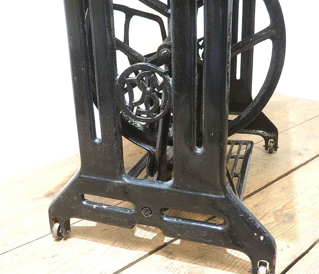 1494 黒ペンキのミシンテーブル　展示台　デスク　リメイク　レトロ　ビンテージ