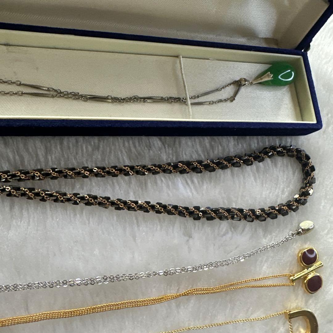 多様なデザインのネックレス、ピアス、リングを含むアクセサリーセット 含未使用品