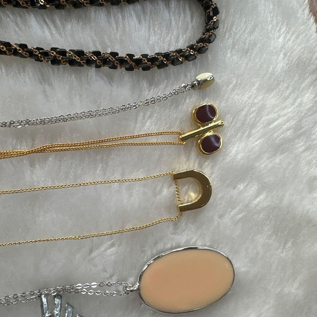 多様なデザインのネックレス、ピアス、リングを含むアクセサリーセット 含未使用品