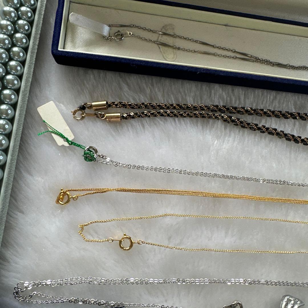 多様なデザインのネックレス、ピアス、リングを含むアクセサリーセット 含未使用品