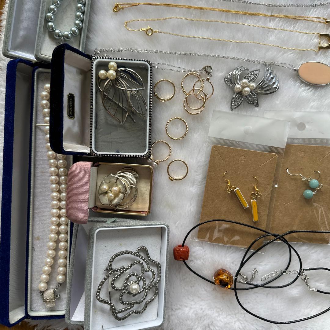 多様なデザインのネックレス、ピアス、リングを含むアクセサリーセット 含未使用品