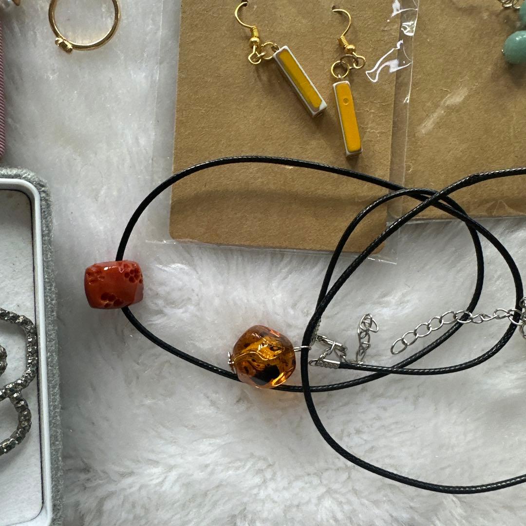 多様なデザインのネックレス、ピアス、リングを含むアクセサリーセット 含未使用品