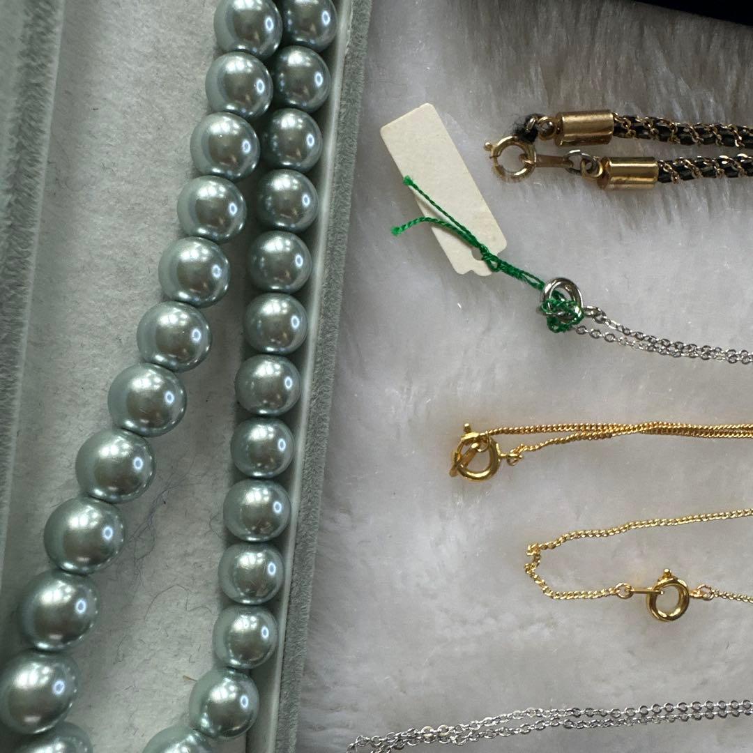 多様なデザインのネックレス、ピアス、リングを含むアクセサリーセット 含未使用品