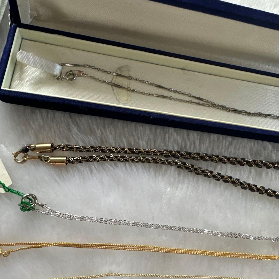 多様なデザインのネックレス、ピアス、リングを含むアクセサリーセット 含未使用品