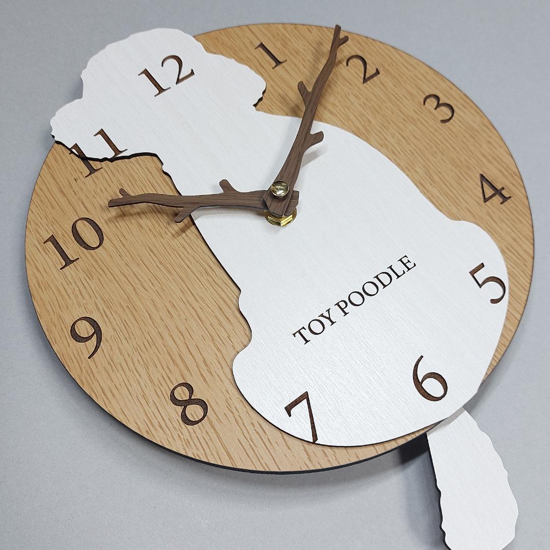 【期間限定値下げ】名入れ　しっぽ 振り子・はみ出し掛け時計 トイプードル　白