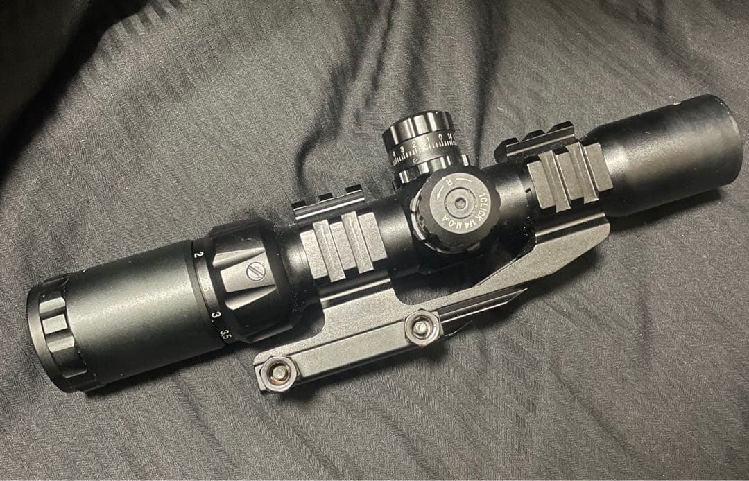 ショートスコープ　1.5-4倍　イルミネーション赤青緑点灯　エアガン　トイガン