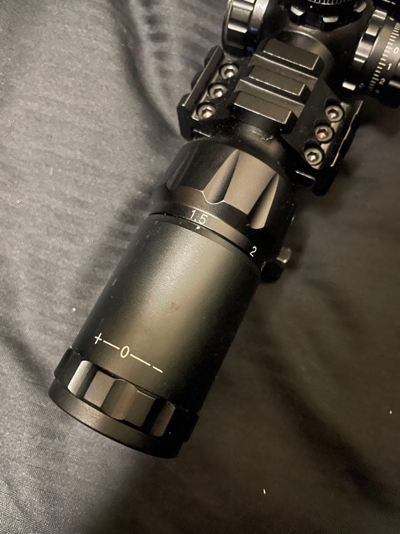 ショートスコープ　1.5-4倍　イルミネーション赤青緑点灯　エアガン　トイガン